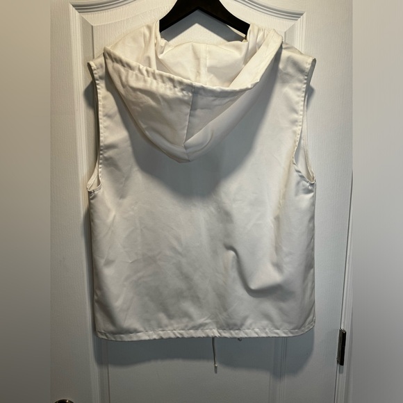 105-Vintage white lightweight zip up vest with hood - Picture 3 of 7